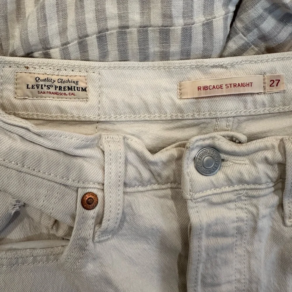 Levi’s Premium Ribcage Straight Jeans in White - Picture 3 of 7